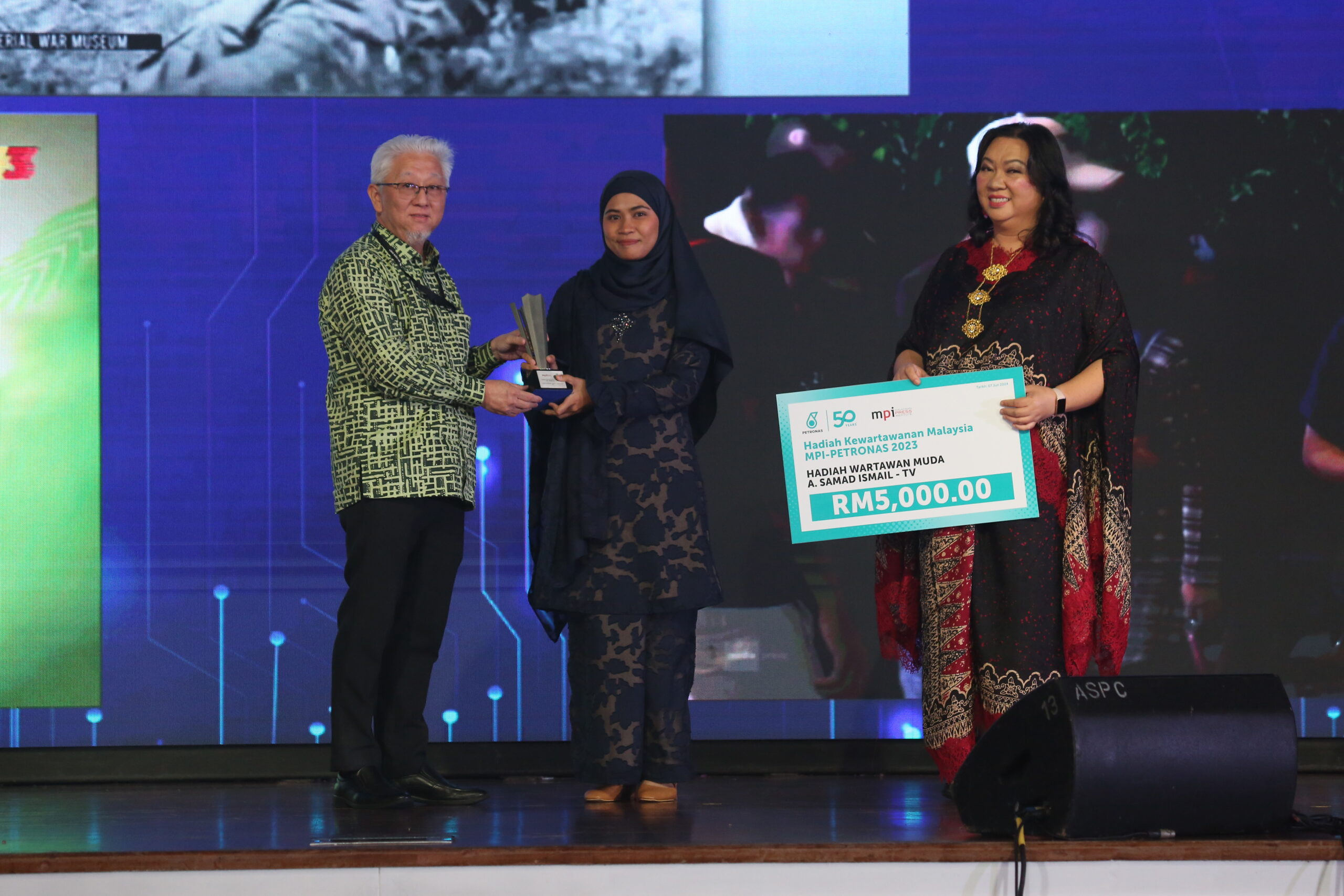 Aishah al-Husna receiving journalism award